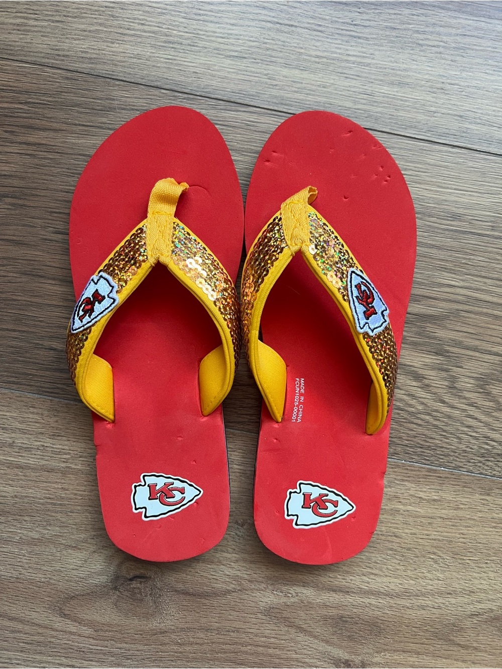 FOCO Kansas City Chiefs NFL Sequin Strap Flip Flops Red Gold (7-8) - Picture 5 of 5